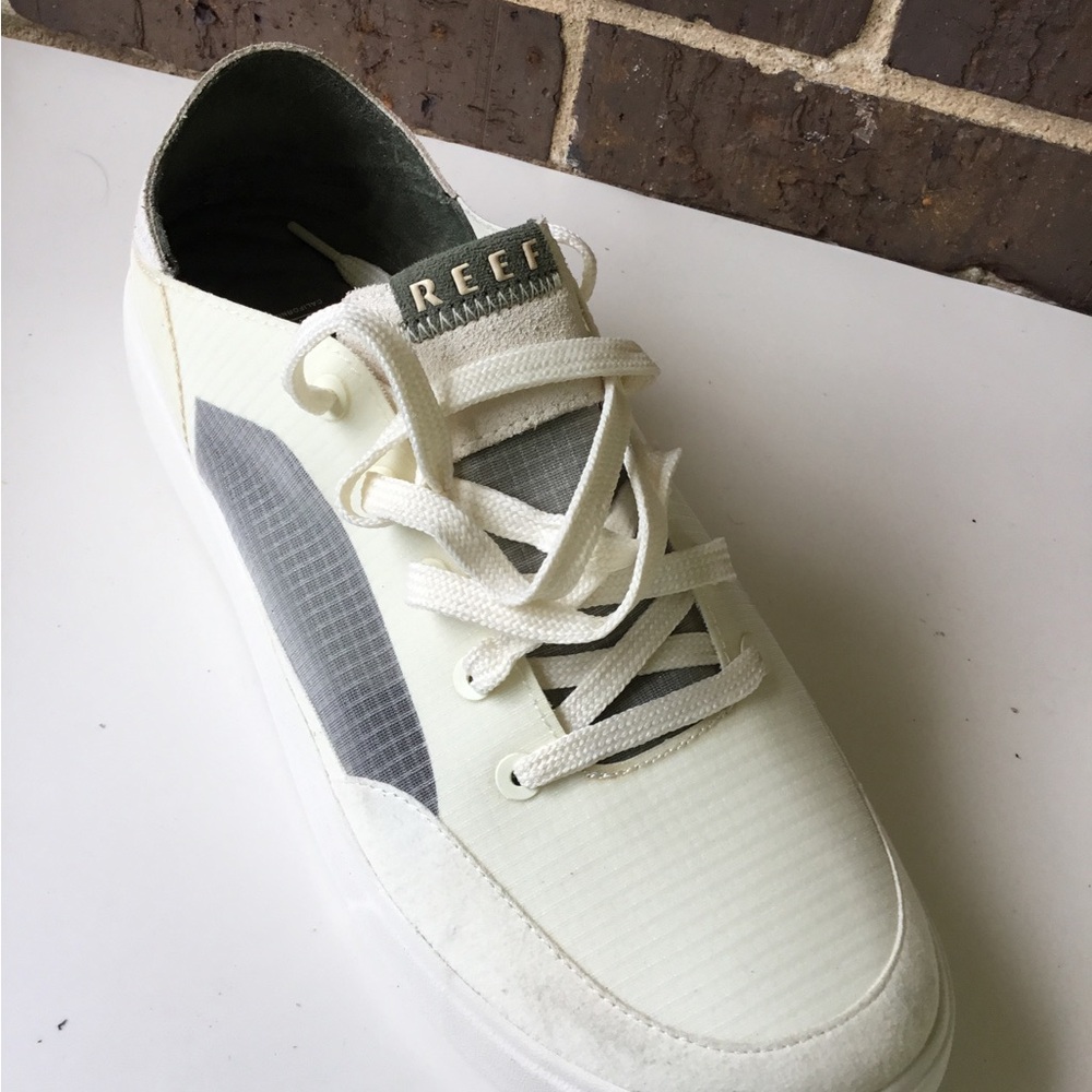 Reef Men's Lace-Up Sneaker in Off-White and Gray